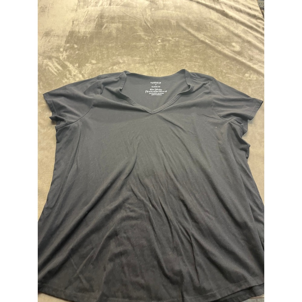 Torrid Classic Fit Black V-Neck Short Sleeve T-Shirt Plus Size 4 Cotton Blend